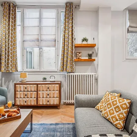 Eiffel Tower & Champs-elysees - Vacation Apartment Paris