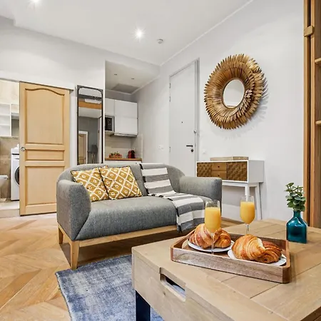 Eiffel Tower & Champs-elysees - Vacation Apartment *