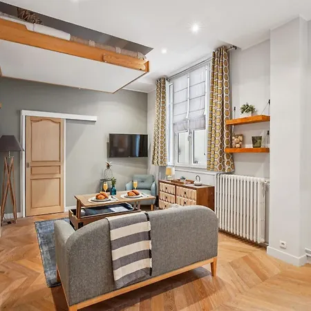 Apartment Eiffel Tower & Champs-elysees - Vacation Paris