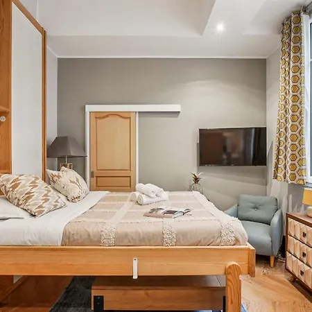 Apartment Eiffel Tower & Champs-elysees - Vacation Paris
